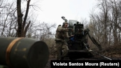 Гармаш із позивним «Вояк» із 3-ї оперативної бригади НГУ «Спартан» готується відкрити вогонь із самохідної гаубиці «Богдана», Донецька область, 6 квітня 2025 року