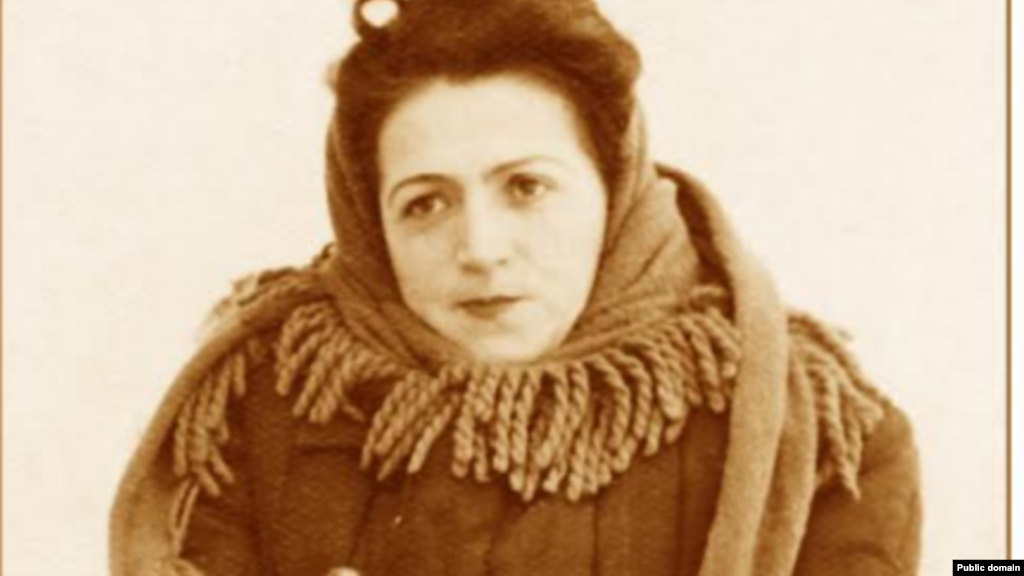 1943 року, коли півострів був окупований нацистами, трупа Кримськотатарського театру була вигнана в Румунію. Повернутися на батьківщину артистам не вдалося. У травні 1944-го кримськотатарський народ був депортований. Сабріє опинилася в Таджикистані. На фото &ndash;&nbsp;Сабріє в ув'язненні. Вона була засуджена до семи років таборів за те, що перебувала на окупованій ворогом території