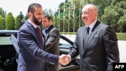 Президент Азербайджана Ильхам Алиев встречает в своей резиденции временного президента Сирии Ахмеда аш-Шараа. Баку, 12 июля 2025 года