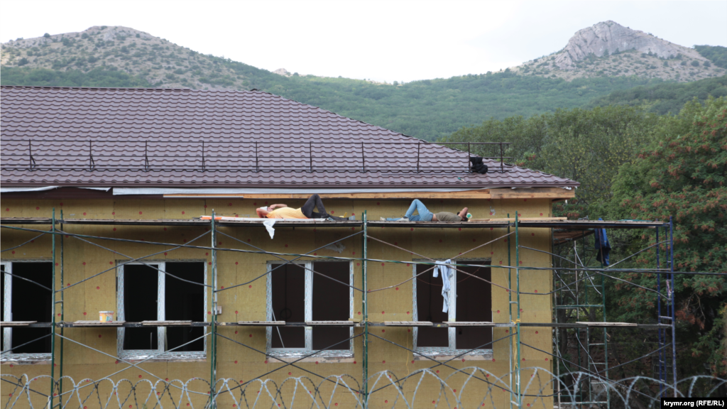 Будівельники військового об'єкта відпочивають