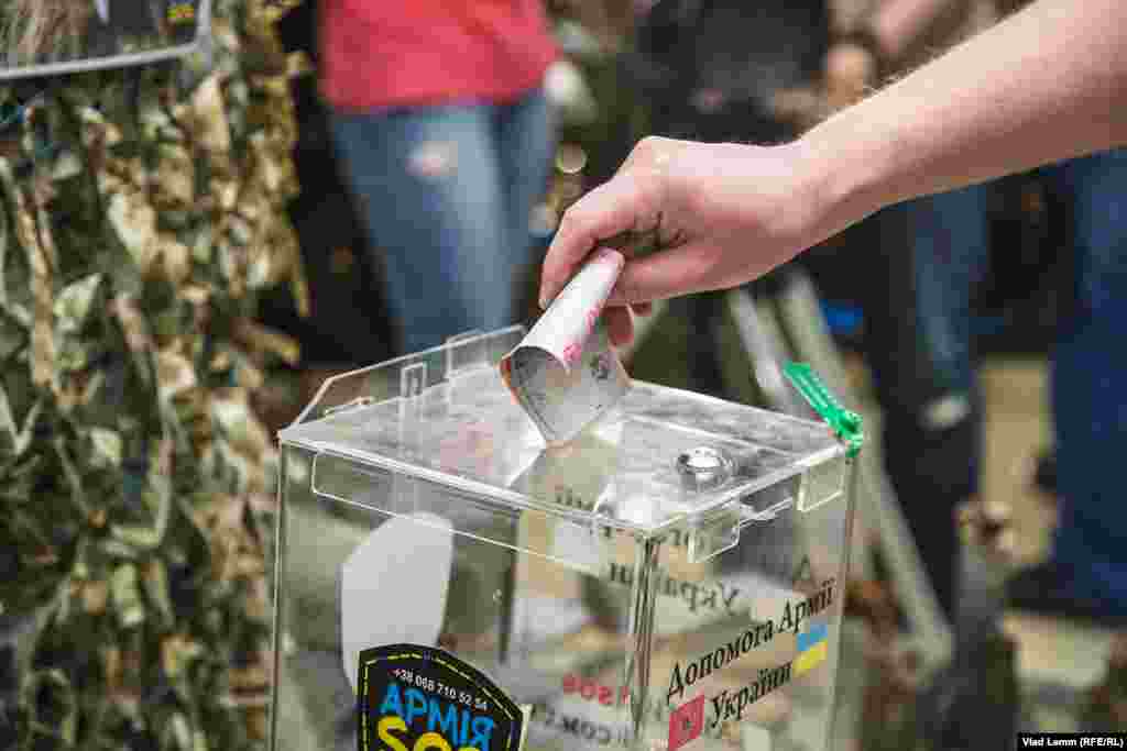 В приміщенні були встановлені скриньки для добровільних пожертв