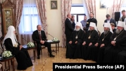 Київ, Києво-Печерська лавра, 27 липня 2013 року. Московський патріарх Кирило (ліворуч), президент Росії Володимир Путін (другий зліва), а напроти учасники синоду УПЦ (Московського патріархату), серед яких митрополит Онуфрій (другий справа)