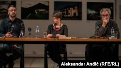 Nemanja Stjepanović, moderatorica i organizatorka Nataša Govedarica iz Foruma ZFD i Viktor Ivančić na promociji u Beogradu