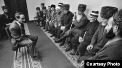 Будущий президент Джохар Дудаев на встрече со старейшинами, которых он пытается убедить поддержать его. 1991 год