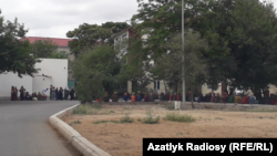 Ýaşaýjylar döwlet dükanlarynyň howly tarapyndan nobatlara düzülip, pagta ýagynyň, unuň satylmagyna garaşýarlar, Aşgabat