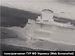 Скриншот із відео ГУР МО України, на якому зафіксовано ймовірний удар по російському РЛК-МЦ «Валдай» на аеродромі «Джанкой» у Криму