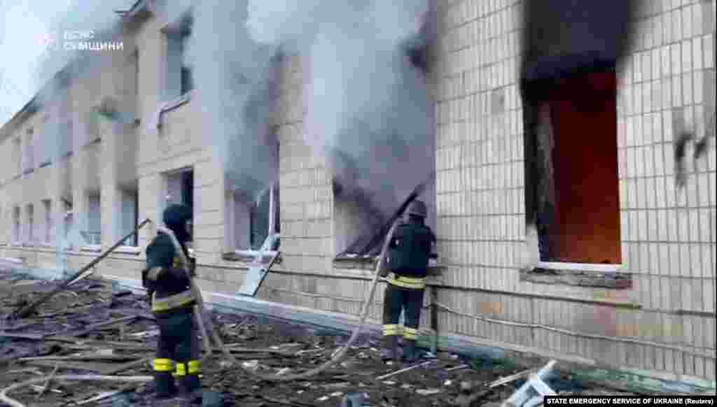 Работа пожарных после обстрела больницы 19 марта в Краснополье Сумской области.После телефонного разговора 18 марта по Украине и России был нанесен целый ряд ударов