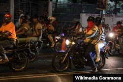 Бойцы одной из банд "колективос" в Каракасе