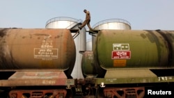 Індійські нафтопереробні заводи обдумують продовження закупівель російської нафти зі знижкою через дрібних постачальників