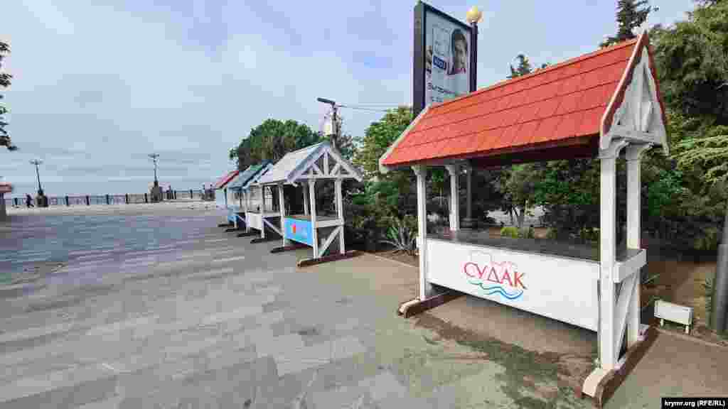 На площади у набережной установили торговые точки, пока пустующие, Судак, Крым.