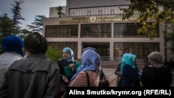 Кримчанки біля підконтрольного Росії Верховного суду Криму, ілюстративне фото