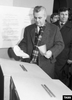 Леонід Кравчук під час голосування на Всеукраїнському референдумі за незалежність України та президентських виборах. Його й обрали президентом України (отримав 61,59 відсотка голосів). Київ, 1 грудня 1991 року