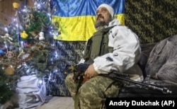 Український військовослужбовець відпочиває біля лінії фронту неподалік від окупованого Донецька (архівне фото)