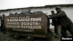 Шахтарі під час церемонії на честь видобутку 4 мільйонів тонн вугілля в окупованій Макіївці, 26 вересня 2016 року