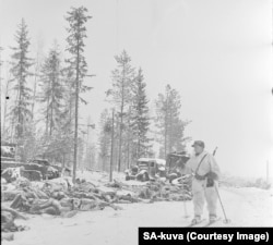 Тіла радянських військових лежать в снігу після атаки фінів