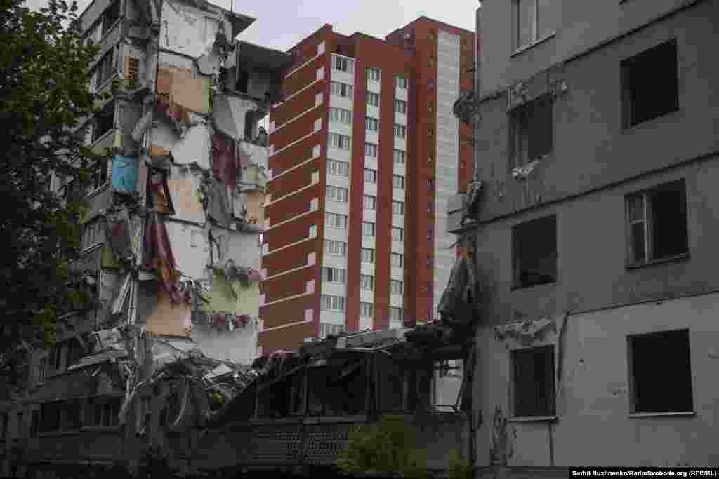 Будинків, які підлягають знесенню, тут більшість. Однак серед них видніються і вже відновлені: той, що на передньому плані, очікує на знесення, а в домі позаду проводять капітальний ремонт