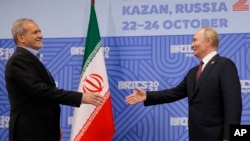 Путин Владимира гIажаройн куьйгаллица дика йукъаметтигаш йу латтош (стохка Казанехь хиллачу БРИКС саммитехь даьккхинчу суьрта тIехь, иза ву ГIажарийчоьнан президентаца Пезешкиан Масудца