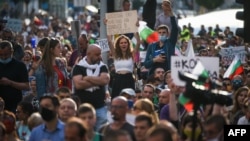 Демонстрантите извикуваа слогани и вееја бугарски национални знамиња за време на антивладиниот протест во Софија, на 13 јули 2020 година.