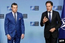 Министр обороны США Пит Хегсет (слева) и генеральный секретарь НАТО Марк Рютте во время пресс-конференции в штаб-квартире НАТО в Брюсселе. 13 февраля, 2025