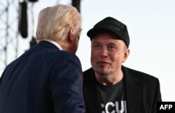 Ілон Маск (праворуч) підтримував Дональда Трампа під час передвиборчої кампанії. Пенсильванія, США, 5 жовтня 2024 року