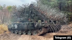 Російський танк Т-72 із поширеним у другій половині 2025-го року додатковим бронюванням – крім металевих сіток встановлені додаткові розплетені металеві троси і димова шашка. Під встановленим захистом під час штурму також може перебувати піхота