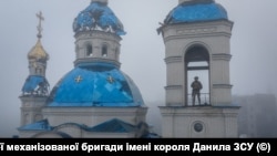 Український військовий у дзвіниці церкви, пошкодженої російськими обстрілами. Костянтинівка, Донецька область, 28 листопада 2025 року