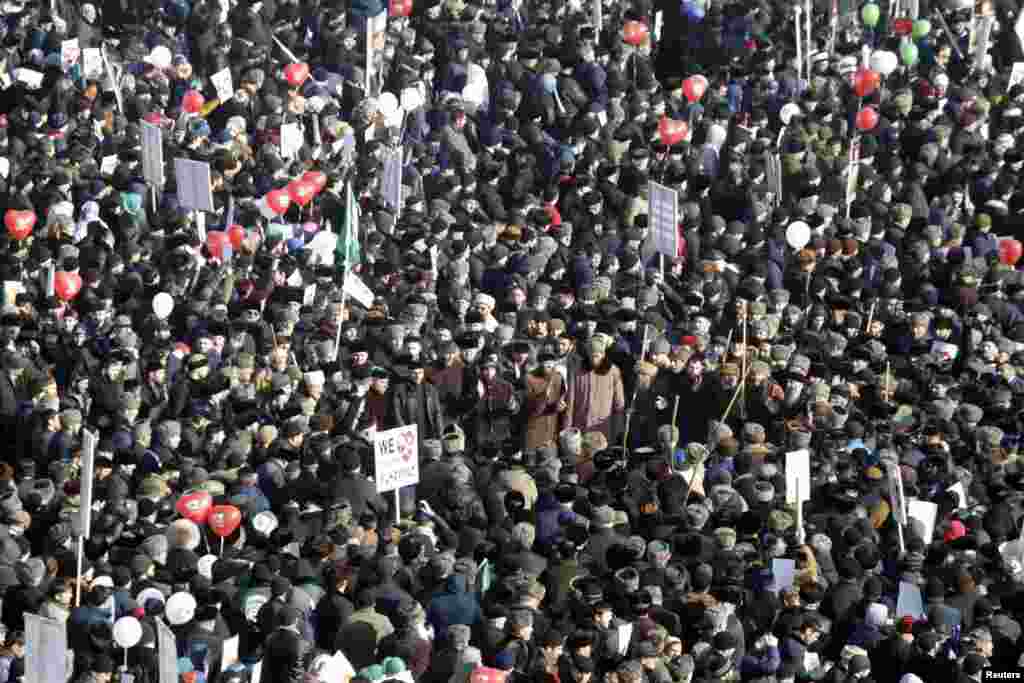 Chechnya's pro-Putin leader Ramzan Kadyrov had called for mass participation, in the name of "unity and love for the Prophet."