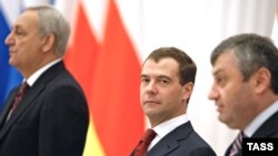 დმიტრი მედვედევი, რუსეთის პრეზიდენტი (ცენტრში), სერგეი ბაღაფში, აფხაზეთის დე ფაქტო რესპუბლიკის პრეზიდენტი (მარცხნივ) და ედუარდ კოკოითი, სამხრეთ ოსეთის დე ფაქტო რესპუბლიკის პრეზიდენტი
