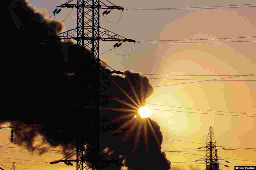 Дим піднімається над Львовом після російської атаки.Російські військові регулярно з різних видів озброєння – ударними БпЛА, ракетами, КАБами, РСЗВ – атакують українські регіони. Керівництво Росії заперечує, що російська армія під час повномасштабної війни завдає цілеспрямованих ударів по цивільній інфраструктурі міст і сіл України, убиваючи цивільне населення і руйнуючи лікарні, школи, дитячі садочки, об’єкти енергетики та водозабезпечення. Українська влада і міжнародні організації кваліфікують ці удари як воєнні злочини Російської Федерації і наголошують, що вони мають цілеспрямований характер