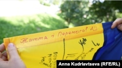 Слова, які волонтерка пише на своїх стягах