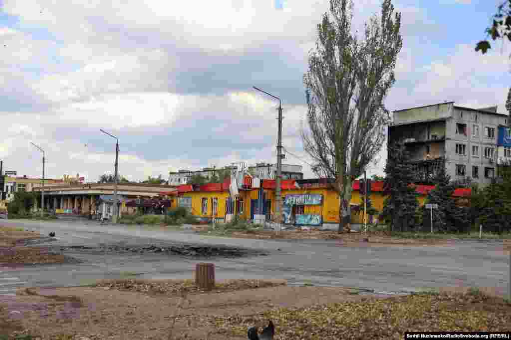 Центральна вулиця міста, ще місяць тому тут вирувало життя