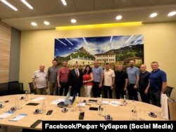 Айдер Сейтосманов (четвертый справа) в Меджлисе крымскотатарского народа в Киеве