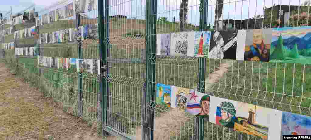 Багатометрові виставки малюнків від «Руху перших» (рос. – «Движения первых») на фестивалі