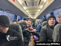 Звільнені білоруські політв'язні дорогою до Чернігова. Фото з українського проєкту «Хочу жить»