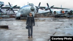 Валентин Виговський біля літаків