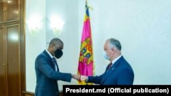 Ambasadorul SUA în R. Moldova, Dereck J Hogan, și președintele R. Moldova, Igor Dodon