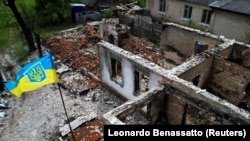 Зруйнований будинок у селі Мощун, Київська область