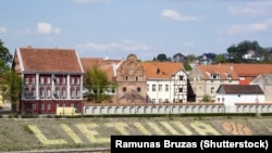 По данным Департамента миграции, на 1 апреля 14 652 гражданина России имели действительные виды на жительство в Литве