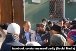 Віцепрем'єр російського уряду Криму Альберт Куршутов спілкується з кримськотатарськими активістами, які прийшли дізнатися про своїх співвітчизниць, затриманих ФСБ за звинуваченням у тероризмі, жовтень 2025 року