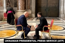 Встреча Дональда Трампа (слева) и Владимира Зеленского (справа) в Риме в день похорон папы Франциска 26 апреля 2025 года