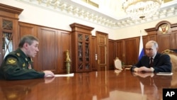 Президент Росії Володимир Путін (праворуч) розмовляє з начальником генштабу збройних сил Росії Валерієм Герасимовим. Москва, Росія, 19 квітня 2025 року.