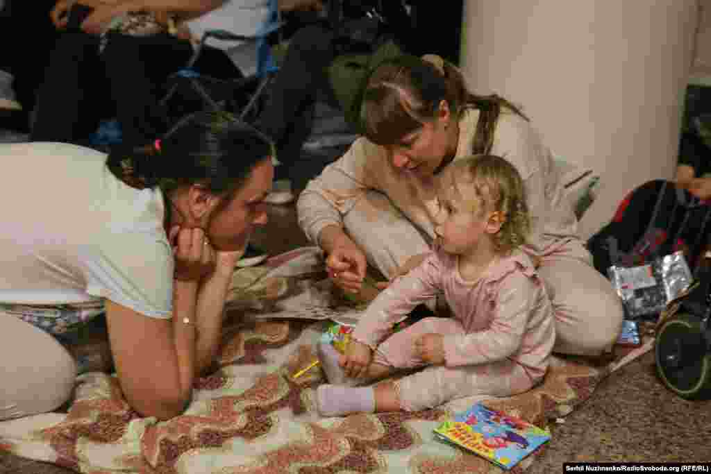 У ніч проти 19 липня російські війська застосували проти України 300 ударних дронів та понад 30 ракет різних типів, через атаку постраждали 10 областей, повідомив президент України Володимир Зеленський