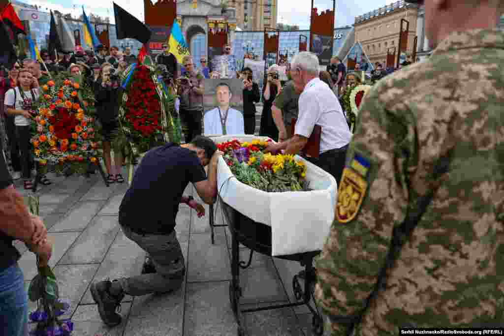 Чичкана проводжали з прапорами з анархістською символікою – адже саме ці ідеї він відображав і у своїй творчості