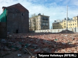 Остатки снесенного дома в стиле модерн напротив фабрики "Красное знамя"