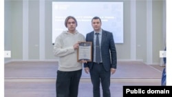 Фото награждения "студента, участвовавшего в СВО," Федора Хижина на сайте Балтийского технического госуниверситета