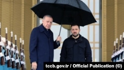Президент Туреччини Реджеп Тайіп Ердоган зустрічає президента України Володимира Зеленського в Анкарі. 17 лютого 2025 року