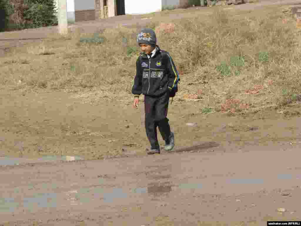 Türkmengala, "Täze oba" daýhan birleşigi: Okuwa barýan çaga.