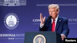 Президент США Дональд Трамп выступает перед членами Палаты представителей от Республиканской партии на своем курорте в Майами, 27 января 2025 года