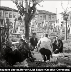 Люди на крымскотатарском кладбище. Крым, 1943 год