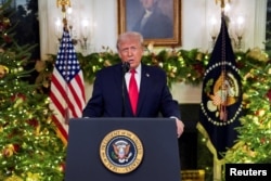 Дональд Трамп выступает с обращение к стране из Белого дома